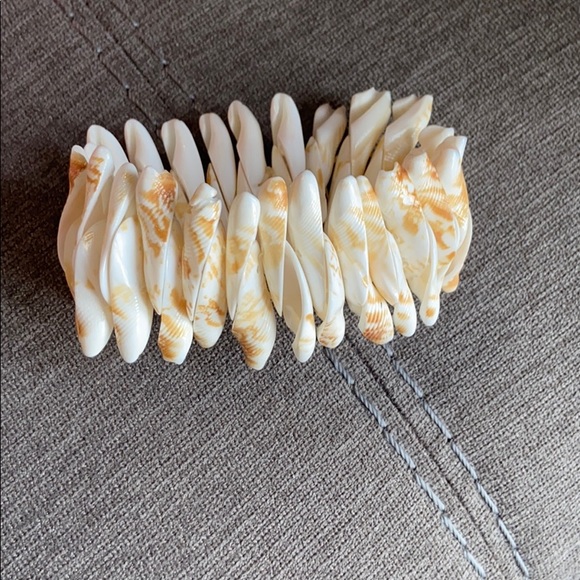 White Shell Bracelet - Picture 3 of 4